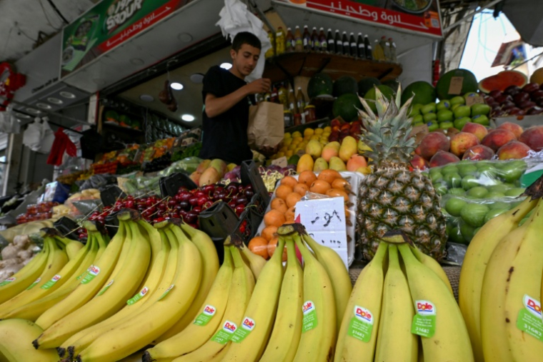 Des fruits exotiques, interdits à l'époque de Bachar al-Assad, désormais en vente sur un marché à Damas, le 26 mai 2025 en Syrie ( AFP / LOUAI BESHARA )