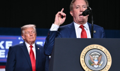 Le candidat républicain pour un siège de sénateur du Texas, Ken Paxton, s'exprime lors d'un meeting aux côtés du président américain Donald Trump à San Antonio (Texas), le 7 octobre 2026 ( AFP / Mandel NGAN )