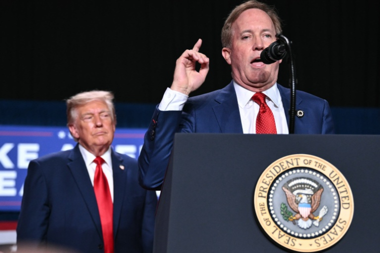 Le candidat républicain pour un siège de sénateur du Texas, Ken Paxton, s'exprime lors d'un meeting aux côtés du président américain Donald Trump à San Antonio (Texas), le 7 octobre 2026 ( AFP / Mandel NGAN )