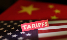 Une illustration montre les drapeaux américain et chinois et l'étiquette "tarifs"