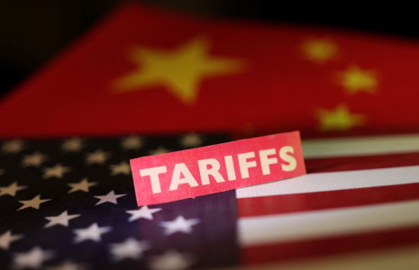 Une illustration montre les drapeaux américain et chinois et l'étiquette "tarifs"