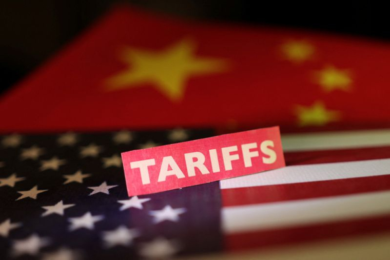 Une illustration montre les drapeaux américain et chinois et l'étiquette "tarifs"