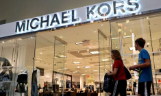 Photo d'archives des gens qui passent devant un magasin Michael Kors