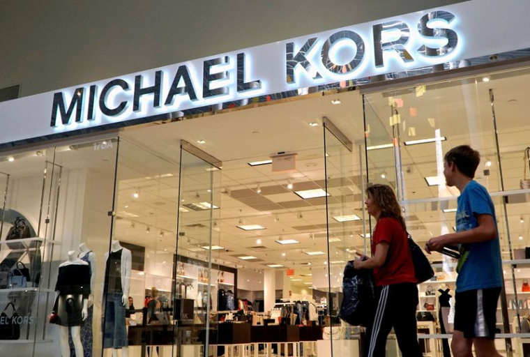 Photo d'archives des gens qui passent devant un magasin Michael Kors
