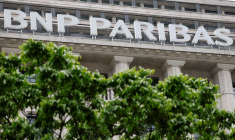 Logo de BNP Paribas sur un immeuble de la banque à Paris