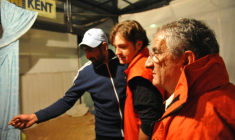 Le président du Samu social international Xavier Emmanuelli (droite) discute avec un sans-abri roumain à Bucarest, le 13 octobre 2011 ( AFP / DANIEL MIHAILESCU )