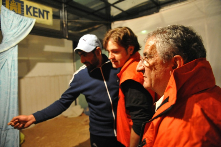 Le président du Samu social international Xavier Emmanuelli (droite) discute avec un sans-abri roumain à Bucarest, le 13 octobre 2011 ( AFP / DANIEL MIHAILESCU )