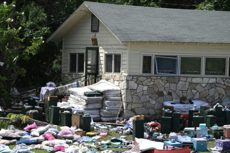 Des affaires abandonnées devant une cabane de Camp Mystic près du fleuve Guadalupe au Texas, le 8 juillet 2025, à la suite d'inondations meurtrières ( AFP / RONALDO SCHEMIDT )