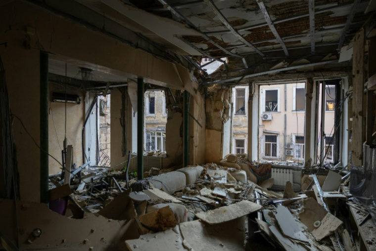 Un appartement détruit par des frappes aériennes russes dans la ville portuaire ukrainienne d'Odessa, le 9 août 2026 ( AFP / Oleksandr GIMANOV )