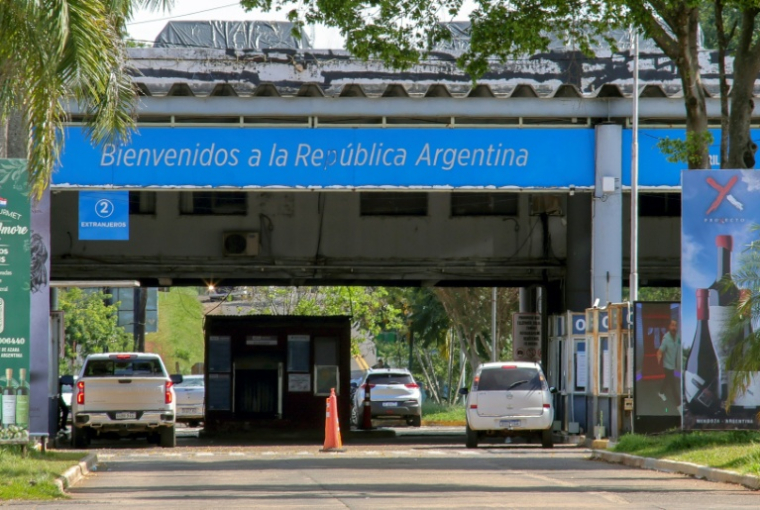 Des véhicules franchissent la frontière avec l’Argentine le 27 octobre 2026, à Foz do Iguaçu, au Brésil ( AFP / CHRISTIAN RIZZI )