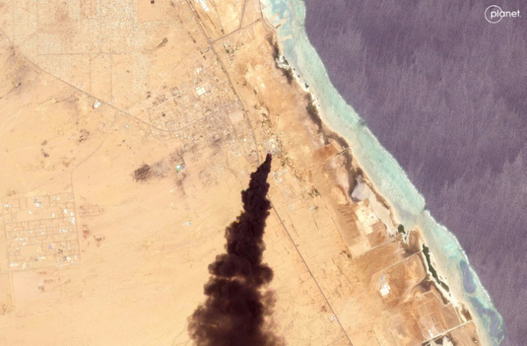 Image satellite diffusée par Planet Labs PBC, datée du 5 mai 2025, montrant des volutes de fumée après une attaque sur Port-Soudan, au Soudan ( Planet Labs PBC / - )