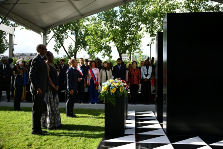 Le président rwandais Paul Kagame, la première dame du Rwanda Jeannette Kagame et le président français Emmanuel Macron devant un monument rendant hommage aux victimes du génocide rwandais, réalisé par l’artiste portugaise Grada Kilomba et baptisé "Archive", à Paris le 2 juin 2026 ( POOL / Sarah Meyssonnier )