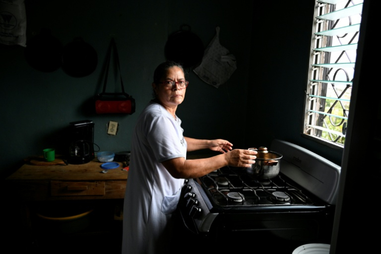 Bertha Sierra, 57 ans, chez elle dans le quartier Cantarero de Tegucigalpa, le 26 novembre 2025, craint que son petit-fils, qui lui envoie de l'argent, ne soit expulsé des Etats-Unis ( AFP / Orlando SIERRA )