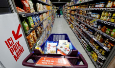 Des clients font leurs courses dans un supermarché à Nice, en France.