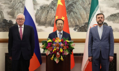 Le vice-ministre russe des Affaires étrangères Sergei Ryabkov, le vice-ministre chinois des Affaires étrangères Ma Zhaoxu et le vice-ministre iranien des Affaires étrangères Kazem Gharibabadi se rencontrent à Pékin