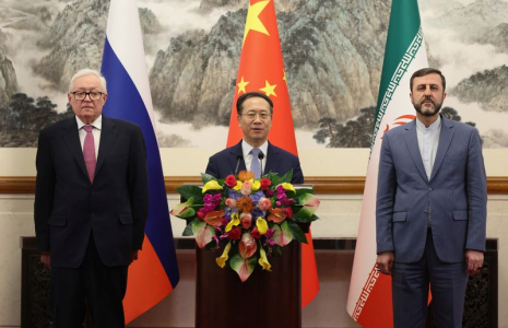 Le vice-ministre russe des Affaires étrangères Sergei Ryabkov, le vice-ministre chinois des Affaires étrangères Ma Zhaoxu et le vice-ministre iranien des Affaires étrangères Kazem Gharibabadi se rencontrent à Pékin