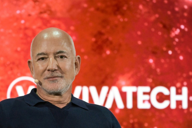 Le fondateur d'Amazon et de Blue Origin, l'Américain Jeff Bezos, sur la scène du salon Vivatech à Paris le 17 juin 2026 ( AFP / JULIEN DE ROSA )