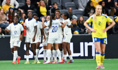 La Française Kelly Gago félicitée par ses coéquipières après son but en prolongation contre la Suède, le 2 décembre 2025 à Stockholm ( TT NEWS AGENCY / Jonas ERICSSON )