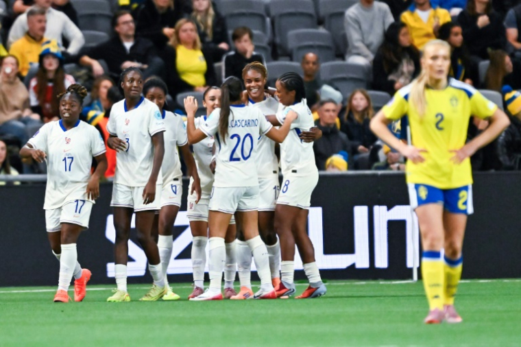 La Française Kelly Gago félicitée par ses coéquipières après son but en prolongation contre la Suède, le 2 décembre 2025 à Stockholm ( TT NEWS AGENCY / Jonas ERICSSON )