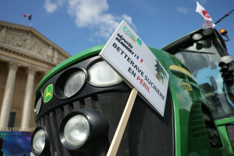 Manifestation d'agriculteurs devant l'Assemblée nationale à Paris le 26 mai 2025 ( AFP / Thomas SAMSON )