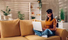 (Crédits photo : Adobe Stock - Jeune femme se réjouissant de trouver une remplaçante en sous-location dans son logement)