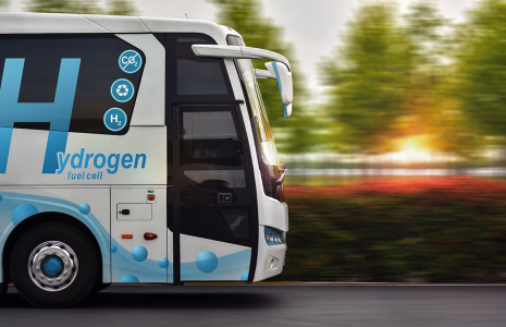 Les piles à combustible se sont avérées être de meilleures solutions que les batteries lithium-ion dans diverses applications de transport, notamment dans les transports longue distance et les transports lourds. (Crédits photo : Adobe Stock)