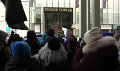Un an du 2e mandat de Trump: des New-Yorkais manifestent devant la Trump Tower