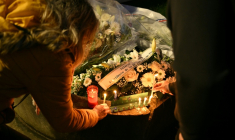 Des bougies en hommage à Dan Elkayam, victime de la fusillade sur la plage de Bondi à Sydney, au Bourget en Seine-Saint-Denis le 16 décembre 2025 ( AFP / Blanca CRUZ )