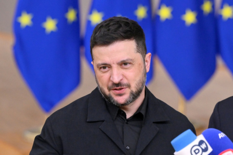 Le président ukrainien Volodymyr Zelensky fait une déclaration à la presse à son arrivée au sommet des dirigeants de l'Union européenne à Bruxelles, le 23 octobre 2025 ( AFP / JOHN THYS )