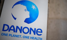 Logo du groupe alimentaire français Danone au siège de l'entreprise à Paris