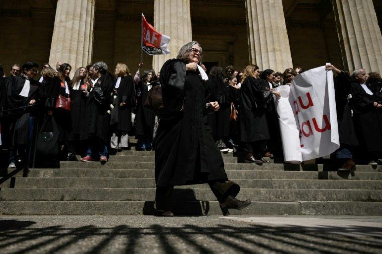 Des avocats devant la cour d'appel de Bordeaux, le 13 avril 2026 ( AFP / Philippe LOPEZ )