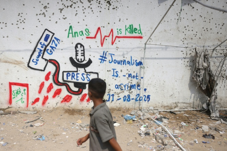 Sur les lieux d'une frappe israélienne qui a tué six journalistes palestiniens la veille, le 12 août 2025 à Gaza-ville ( AFP / BASHAR TALEB )