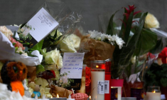 Des fleurs et messages pour rendre hommage à Lola, une écolière de 12 ans sauvagement assassinée à Paris