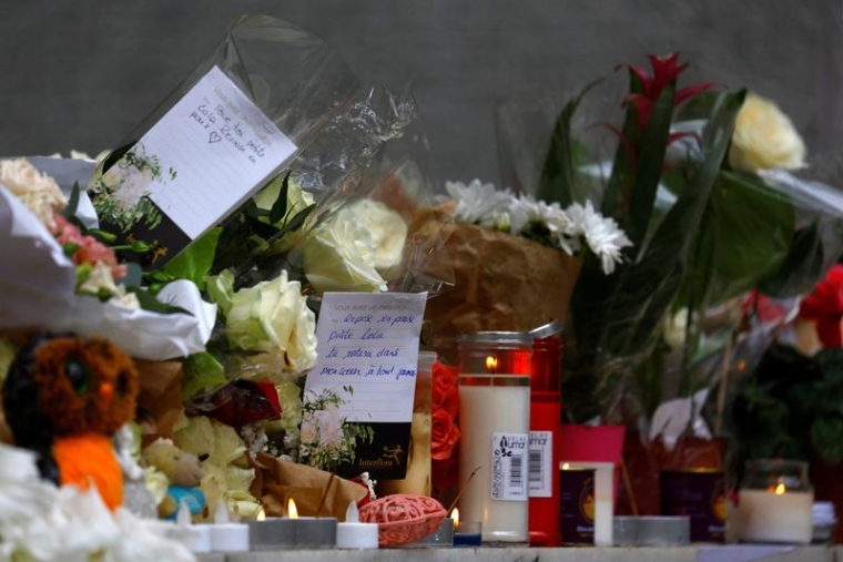 Des fleurs et messages pour rendre hommage à Lola, une écolière de 12 ans sauvagement assassinée à Paris
