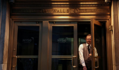 Un homme sort de la Bourse de New York (NYSE) sur Wall Street à New York
