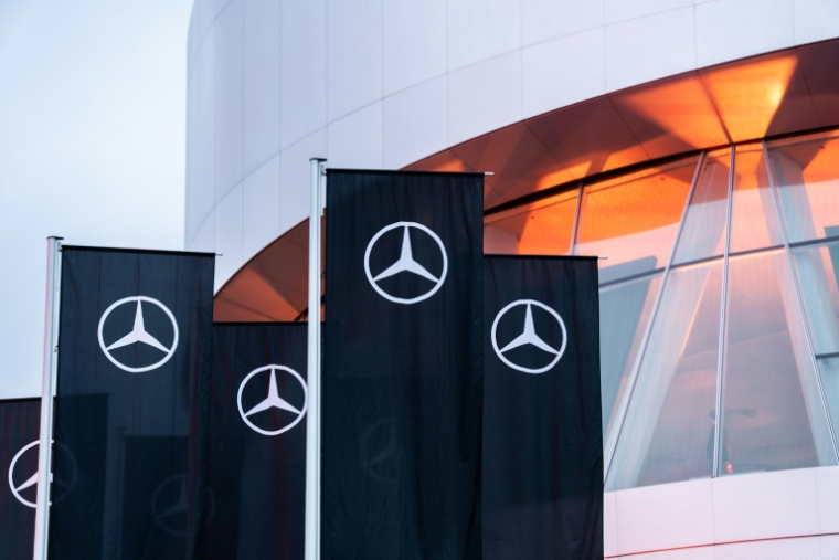 Le logo de Mercedes-Benz est visible sur des drapeaux devant le musée Mercedes-Benz de Stuttgart, en Allemagne, le 29 janvier 2026 ( AFP / Silas Stein )