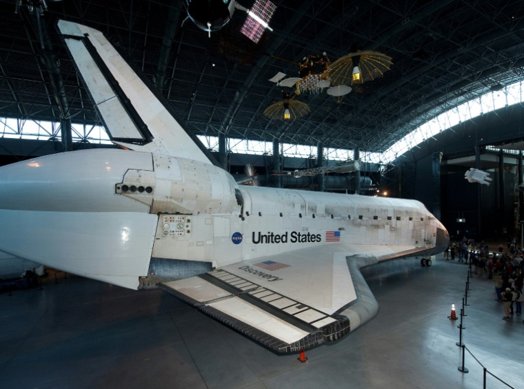 La navette spatiale américaine Discovery photographiée le 20 avril 2012 après son arrivée au Smithsonian National Air and Space Museum de Chantilly, en Virginie, près de Washington ( Smithsonian National Air and Space Museum / Marc Avino )