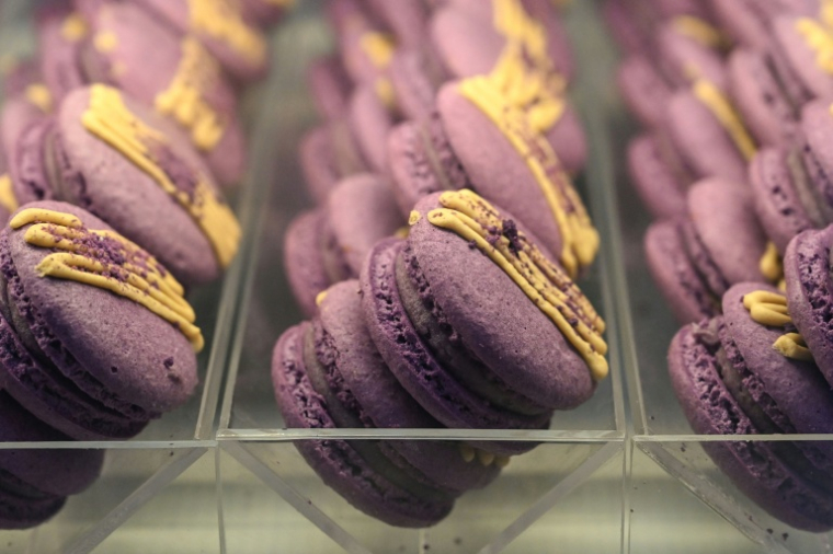 Des macarons à l'ube (igname violette)  exposés dans un centre commercial de Quezon City, dans la métropole de Manille, le 23 septembre 2026 aux Philippines  ( AFP / Jam STA ROSA )
