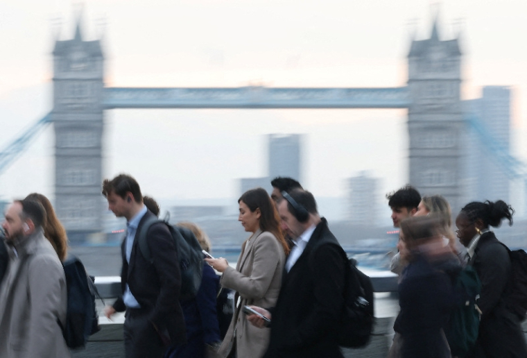 Des travailleurs sur le London Bridge à l'heure de pointe du matin à Londres