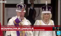 Charles III et la reine Camilla saluent la foule depuis le balcon du palais de Buckingham