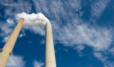 Le coût économique des émissions de CO2 est bien plus important que ce qui avait été estimé jusqu'à présent, selon une étude qui rend les plus gros pollueurs responsables de milliers de milliards de dollars de dommages climatiques à travers le monde ( AFP / SAUL LOEB )