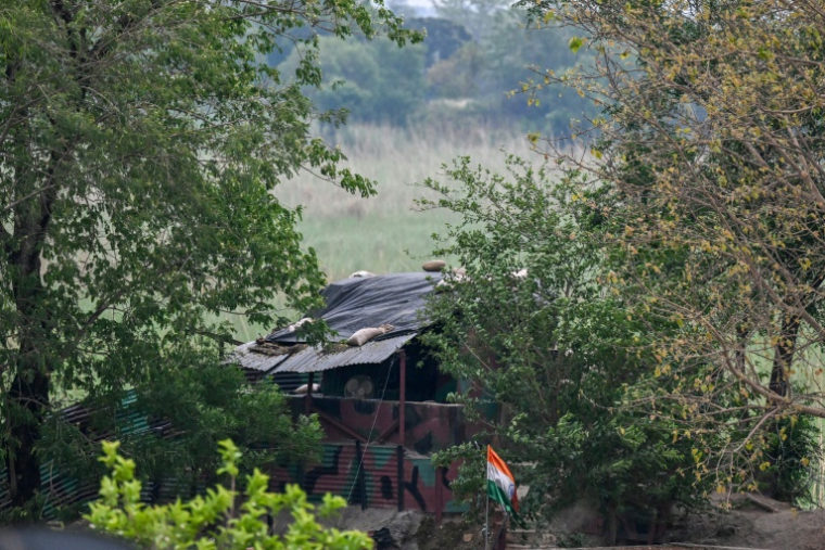 Un poste de l'armée indienne près du village de Sainth, frontalier avec le Pakistan, le 2 mai 2025 ( AFP / Punit PARANJPE )