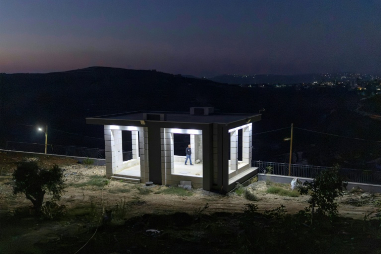 Louai Abu Ridi inspecte de nuit sa propriété, assiégée par des colons israéliens, à Qusra en Cisjordanie, le 18 août 2026 ( AFP / ilia YEFIMOVICH )