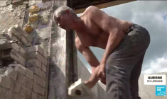 Ukraine : des agriculteurs continuent de travailler au péril de leur vie