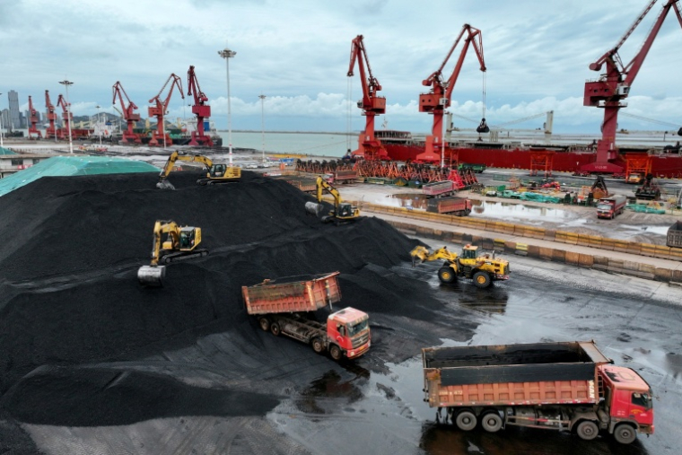 Le charbon utilisé dans les centrales électriques est trié en tas dans l'entrepôt de charbon du port de Lianyungang, dans la province chinoise du Jiangsu, dans l'est du pays, le 22 septembre 2025 ( AFP / STR )