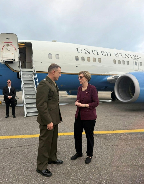 Le général américain Francis Donovan et la cheffe de la mission diplomatique des Etats-Unis au Venezuela Laura Dogu, le 18 février 2026 à l'aéroport Simon Bolivar de Caracas ( US Embassy in Venezuela / Handout )