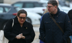 Les parents d'Evaëlle arrivent au tribunal de Versailles, le 9 février 2026 pour le procès en appel pour harcèlement de l'enseignante de leur fille ( AFP / Alain JOCARD )