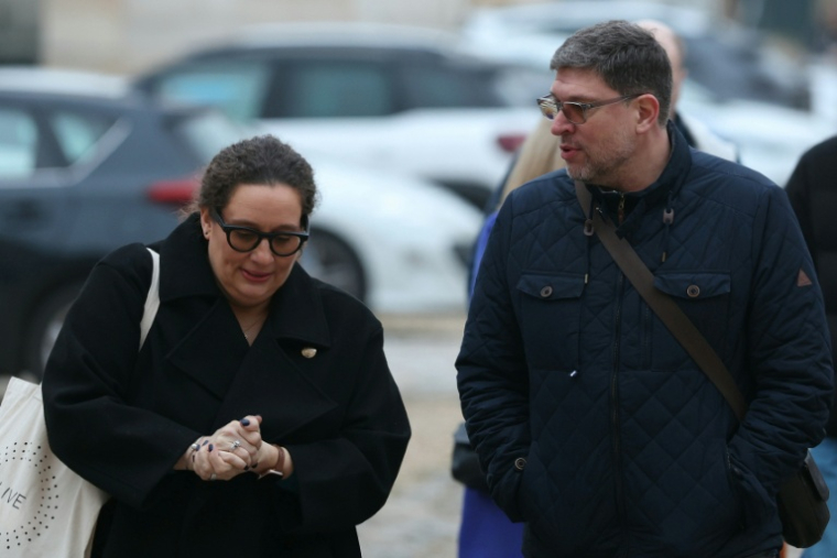 Les parents d'Evaëlle arrivent au tribunal de Versailles, le 9 février 2026 pour le procès en appel pour harcèlement de l'enseignante de leur fille ( AFP / Alain JOCARD )