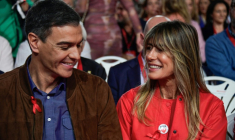 Le Premier ministre espagnol Pedro Sanchez (G) et son épouse Begoña Gómez, le 1er décembre 2024 à Séville ( AFP / CRISTINA QUICLER )