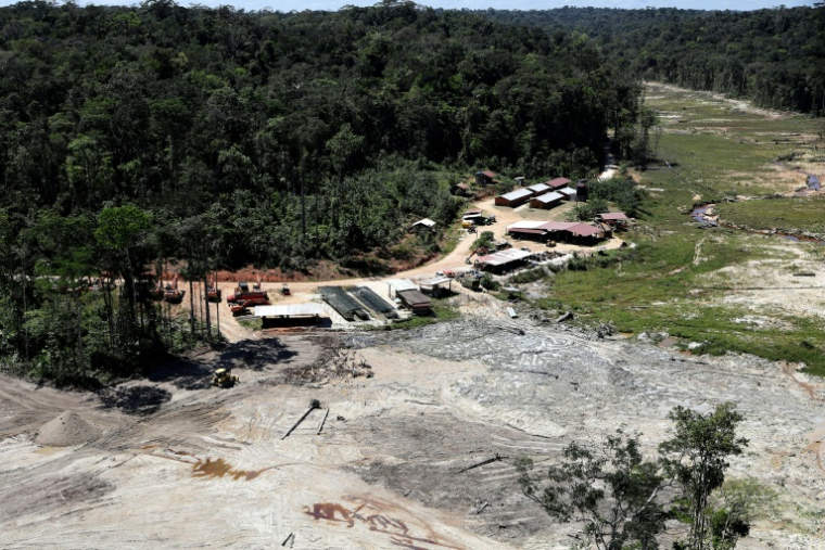 Vue aérienne d'une mine d'or sous législation française, dotée de bassins de rétention étanches, près de Grand Santi, en Guyane, le 22 juillet 2026 ( AFP / Ranu ABHELAKH )